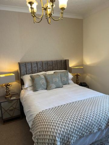 The Masons Arms Hotel Bridgend  Exterior photo